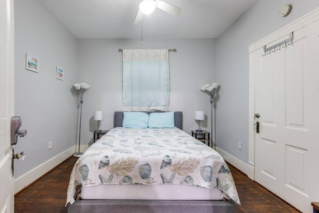 Cozy Sea Breeze Bungalow - 2 Mins To The Beach Galveston Exterior photo